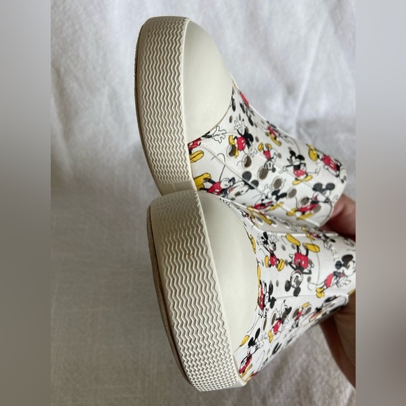 NATIVE Shoes Kids Size J2 Disney Jefferson Mickey Mouse Print All Over Water - Picture 4 of 7